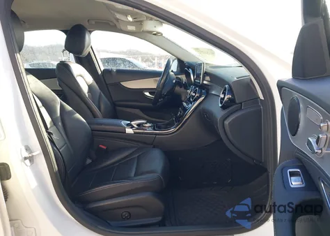 2016 Mercedes-Benz C 300 4Matic z USA, uszkodzony, nr VIN 55SWF4KB0GU142101